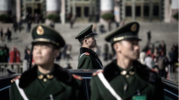 北京當局10月1日將大搞建政70週年活動，包括歷來最大規模的閱兵式，目前全國維穩升級。圖為大會堂前的武警。