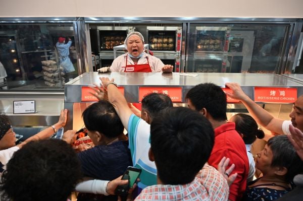 Costco上海开店，图为开业当天，烤鸡货架前的人潮