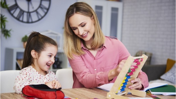 陪孩子寫作業，是家長必經的學習過程。