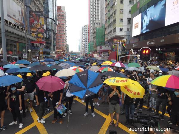 香港市民发起今天举行反送中“旺角再游行”，该活动下午三点半起行。港民重申五大诉求，有的高呼“光复香港”、“黑警可耻”等口号。