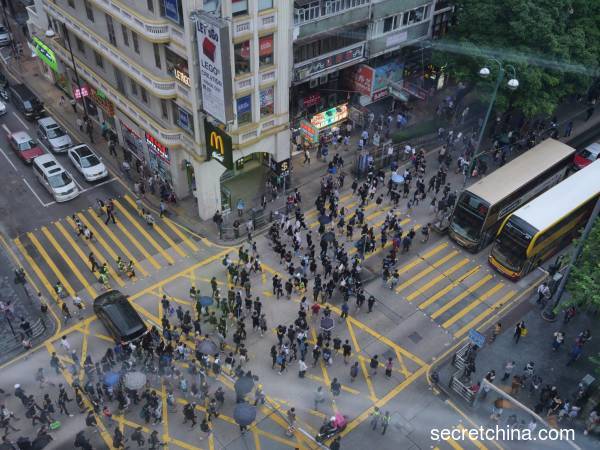 香港市民發起今天舉行反送中「旺角再遊行」，該活動下午三點半起行。港民重申五大訴求，有的高呼「光復香港」、「黑警可恥」等口號。