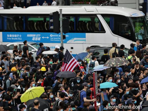香港市民發起今天舉行反送中「旺角再遊行」，該活動下午三點半起行。港民重申五大訴求，有的高呼「光復香港」、「黑警可恥」等口號。