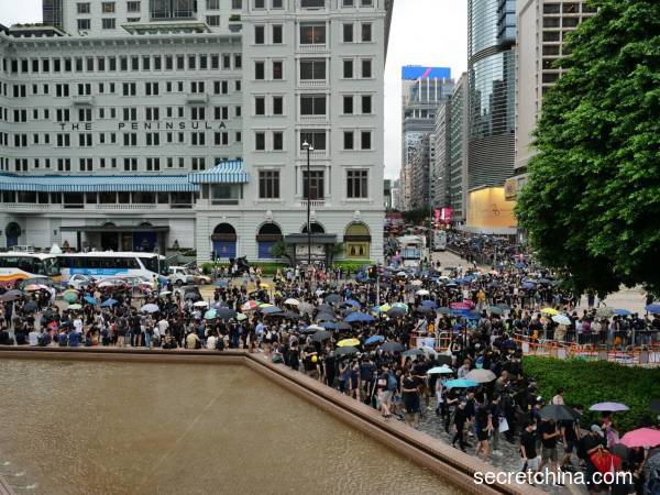 香港市民发起今天举行反送中“旺角再游行”，该活动下午三点半起行。港民重申五大诉求，有的高呼“光复香港”、“黑警可耻”等口号。