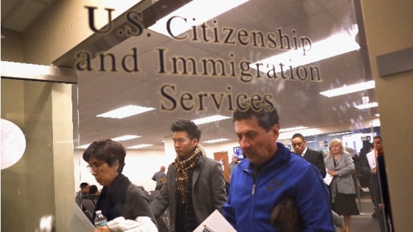 美国公民及移民服务局。（图片来源：John Moore/Getty Images）