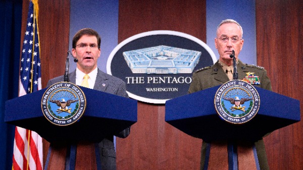 美国国防部长艾斯帕（左）与参谋长联席会议主席邓福德（图片来源：JIM WATSON / AFP / Getty Images）