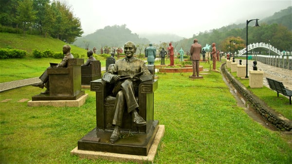 台湾桃园大溪慈湖蒋介石纪念雕塑公园。