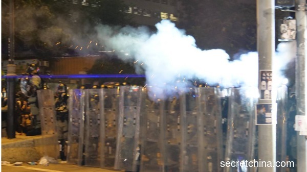 8月3日晚，香港旺角“反送中”游行后，香港警方再次使用武力进行清场。
