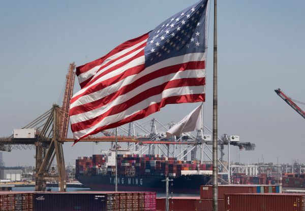 2019年8月1日，加州长滩港，从亚洲来的集装箱船正在卸下货物。