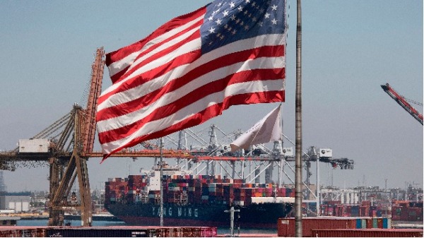 2019年8月1日，加州长滩港，从亚洲来的集装箱船正在卸下货物。(16:9)
