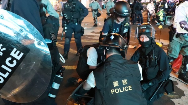 香港警察从尖沙嘴与旺角警署包围弥敦，沿路狂打催泪弹快速清场，逮捕数名示威者。