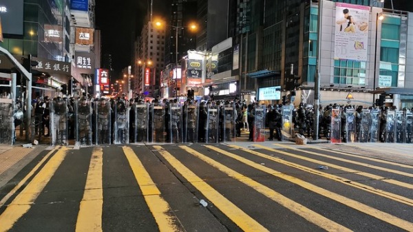 香港防暴警察於旺角彌敦道與亞皆老街路口佈防，準備驅散示威者。