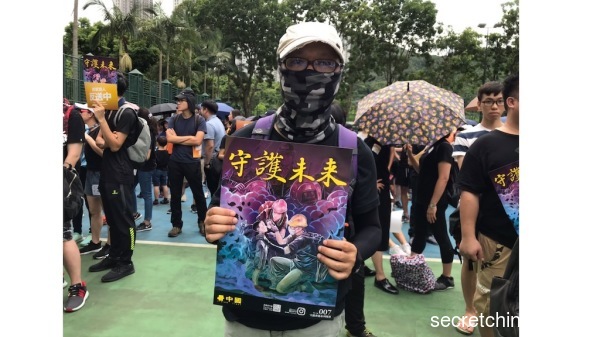 颜先生手持“守护未来”的海报参加游行，希望支持年轻人的诉求。（图片来源：周秀文／看中国摄影）