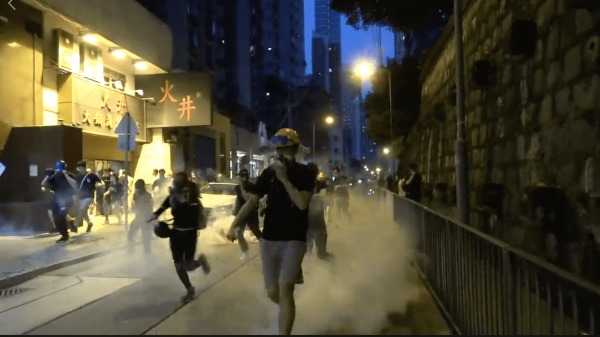 意图防止参加香港西环集会的“反送中”示威者前进至中联办，港警发射催泪弹驱离群众。