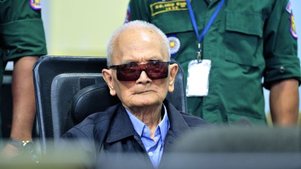 前紅色高棉領導人農謝（Nuon Chea）坐在金邊ECCC的法庭上。