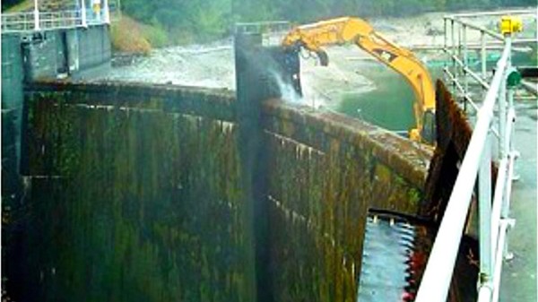 21世纪初是美国拆除大坝的“高峰期”，图为拆除上艾尔瓦大坝。