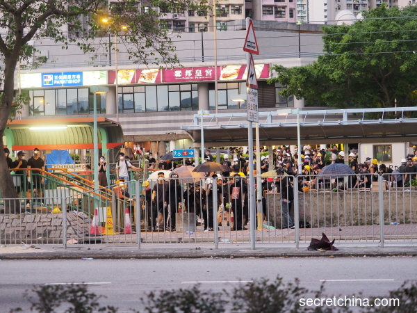 因為一名香港女性反送中示威者被逮捕時裙底走光，激起眾人不滿，包圍天水圍警署抗議，聲援被捕少女，雙方爆發衝突。