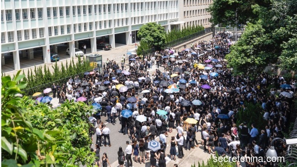 香港法律界举行九七回归后第6次法律界“黑衣游行”，反对律政司政治检控，并要求成立独立调查委员会。（图片来源：周秀文／看中国摄影）