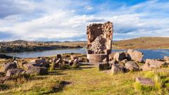 古老巨石上的小矮人鞋印(图)