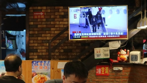 「反送中」議題屢屢攻佔台灣媒體版面，部分有安裝翻牆機上盒的上海餐廳進而變成客人獲取香港資訊的管道。業者觀察發現，大陸民眾對境外新聞都很好奇。圖為上海一家餐廳正在播放台灣的電視新聞。