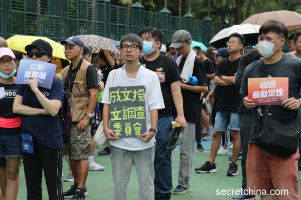 近日，香港將軍澳有15萬人上街「反送中」，除堅持五大訴求外，亦有反紅媒的呼籲。
