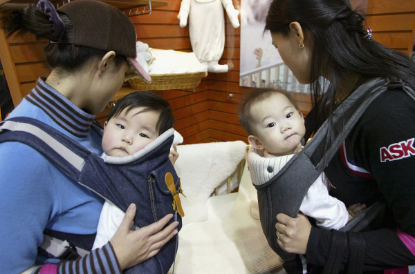 2005年2月17日，两名母亲带着婴儿参加韩国首尔举行的怀孕和产科展览活动。