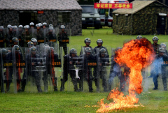 香港警察「合法逞凶」林鄭賣港賣到底(圖)