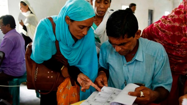 2019年8月31日，民眾在印度阿薩姆邦Morigaon區Buraburi村的國家公民登記冊（NRC）的最終名單上，查看他們的名字