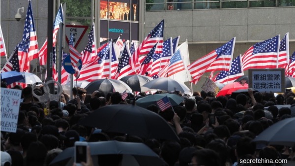 9月8日，為呼籲美國落實《香港人權民主法案》，有網民發起在中環遮打花園舉行「香港人權與民主祈禱會」。（看中國 李天正攝影）