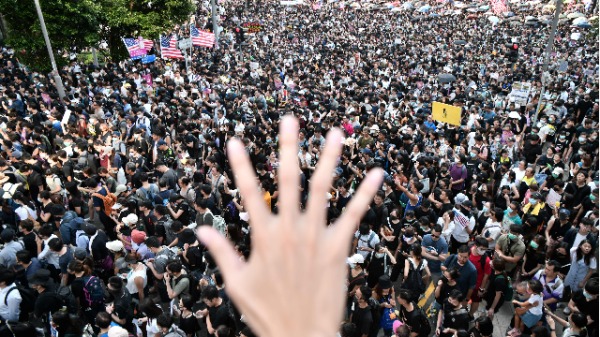 香港民眾大遊行爭取5大訴求。（圖片來源：ANTHONY WALLACE/AFP/Getty Images)