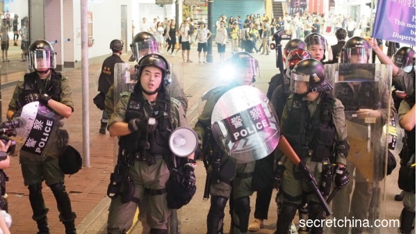 香港“反送中”运动至今，警民严重对立，社会弥漫仇警情绪。有支持反送中的警员认为警察被不作为的政府当成挡箭牌，有些警员萌生去意。图文无关。