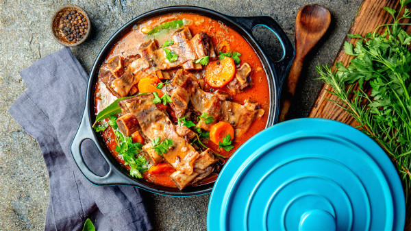胡萝卜、排骨共同煮汤是适合秋季食用的肺润燥汤汤品。