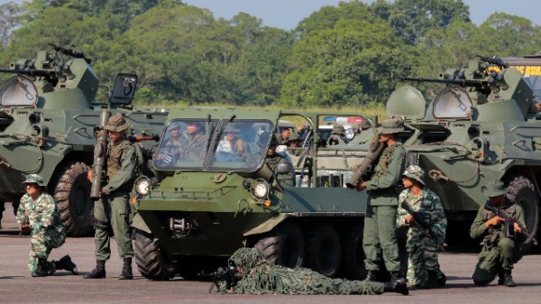 委内瑞拉马杜罗的国民警卫队2019年9月10日进行军事演习。（照片来源：Schneyder MENDOZA / AFP）