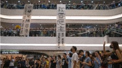 民阵游行又被拒“爆眼少女”对港警提司法审查(图)