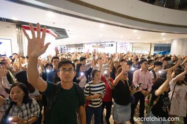 连日来港人在各大商场高唱《愿荣光归香港》，重申五大诉求（中环ifc）。（图片来源：周秀文／看中国摄影）