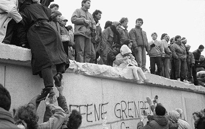 柏林墙的倒下，是在误会、迟疑和温吞之中进行，带着浓重的荒诞色彩。