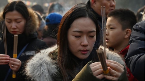 2019年2月5日黄历新年第一天，人们在北京的雍和宫烧香祈求好运。