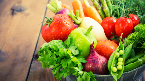 多吃新鲜蔬果、五谷杂粮可补充膳食纤维，滋润肠道。