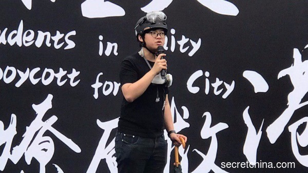 香港区议员、中大前学生会会长张秀贤表示，对比5年前，港人抗争的代价非常之高，寄语学弟妹继续坚持。