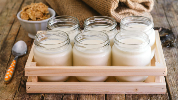 常態飲用優酪乳有助於改善腸道菌相，自然而然就能幫助腸道健康。