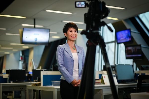 2019年5月30日，中国国家广播公司（CGTN）主播刘欣在北京中央电视台总部接受采访时微笑。