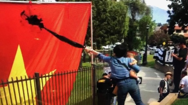 洛杉矶90后华人女子 向五星旗泼墨