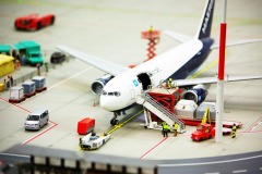 飛機正在加油一位登機的乘客點燃了煙(圖)