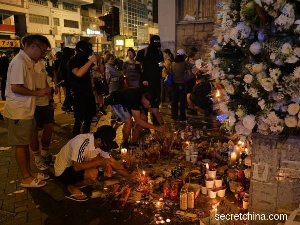9月21日晚，香港市民到九龙太子站悼念遇难者。（图片来源：庞大伟/看中国）
