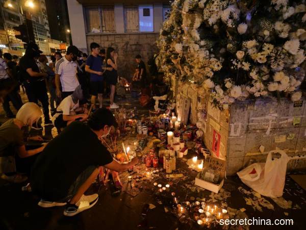 9月21日晚，香港市民到九龙太子站悼念遇难者。（图片来源：庞大伟/看中国）