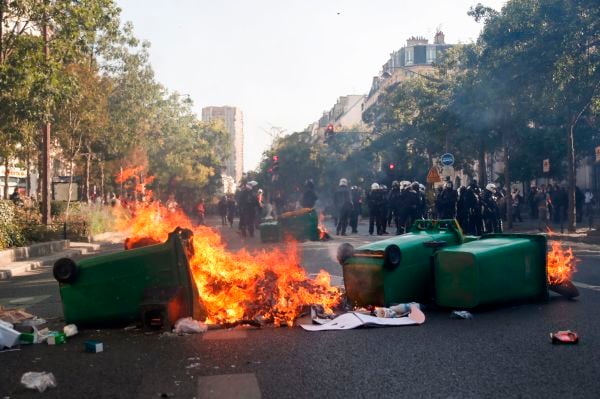 2019年9月21日，巴黎气候变化抗议活动中，垃圾桶被极端人士点燃。