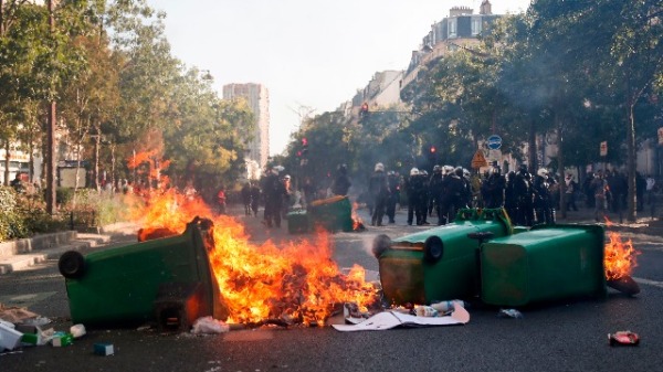 2019年9月21日，巴黎气候变化抗议活动中，垃圾桶被极端人士点燃。