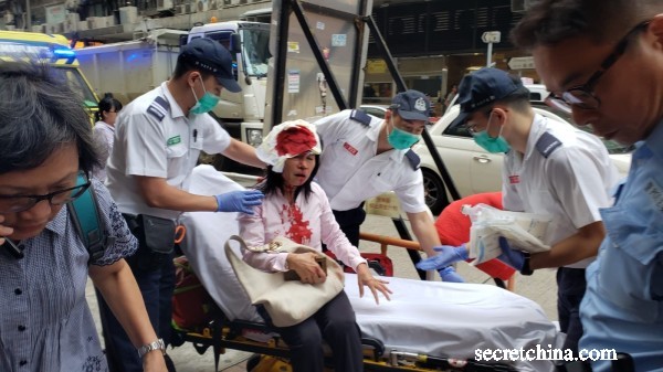 一位香港法轮功学员下午到荔枝角警署讨论十一游行活动，在离开后被两名黑衣男子疑持伸缩警棍打到头破血流。同行者随即报警，该学员随后被送往医院治理。
