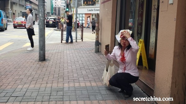 一位香港法輪功學員下午到荔枝角警署討論十一遊行活動，在離開後被兩名黑衣男子疑持伸縮警棍打到頭破血流。同行者隨即報警，該學員隨後被送往醫院治理。