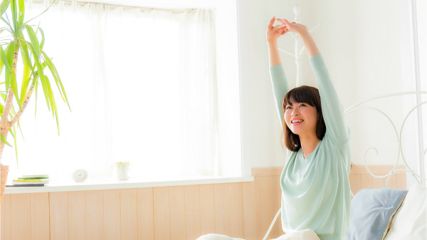 伸懒腰的动作可以伸展身体，加速清醒。