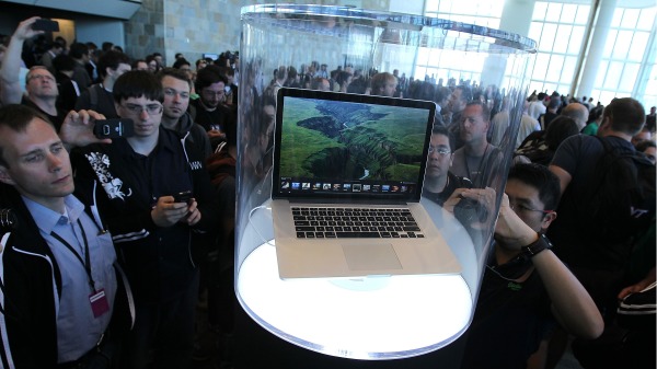 蘋果宣布將把新的Mac Pro生產線從中國轉移到美國。圖為蘋果在一項活動上展示MacBook Pro。（圖片來源：Justin Sullivan/Getty Images)